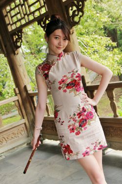 《日本巜商务旅行戴帽子的同行》